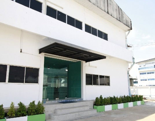 รูป  ให้เช่าโรงงานพร้อมสำนักงาน พื้นที่สีม่วง / บนที่ดิน 4 ไร่ อยู่ในนิคมอุตสาหกรรมนำไกร ลาดกระบัง /ใช้สอยรวม 4050 ตารางเมตร /  รถเทรลเลอร์ เข้าออกได้ - รูปที่ 3/13