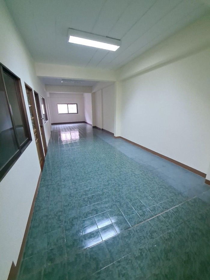 รูป ขายอาคารพาณิชย์ 4 ชั้นครึ่ง ติดถนนตลาดรังสิต ราคาพิเศษ ด่วน!! 35 ตรว  600 ตรม  3 นอน 4 นอน รีโนเวทแล้ว - รูปที่ 6/12