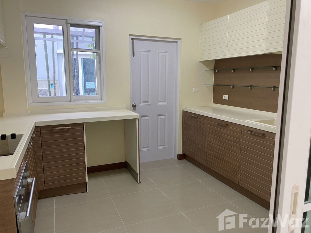 picture Great location in a secure complex with community pool. 1975767 - 18/18