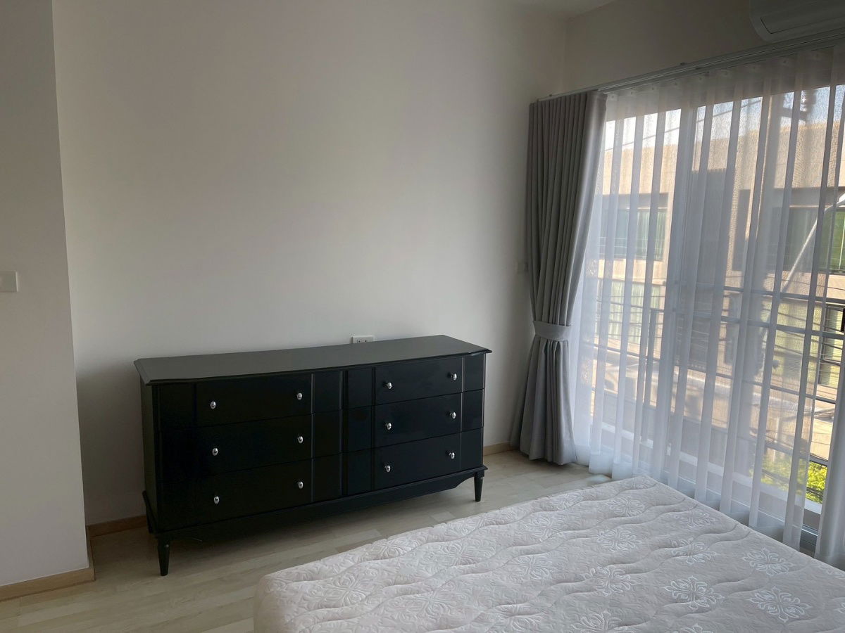 picture For Rent: Noble Cube Pattanakarn 3-storey modern home, only 10 minutes to Ekkamai–Thonglor. Land size 22 sq.wah, usable area 200 sq.m. 3 bedrooms - 15/21