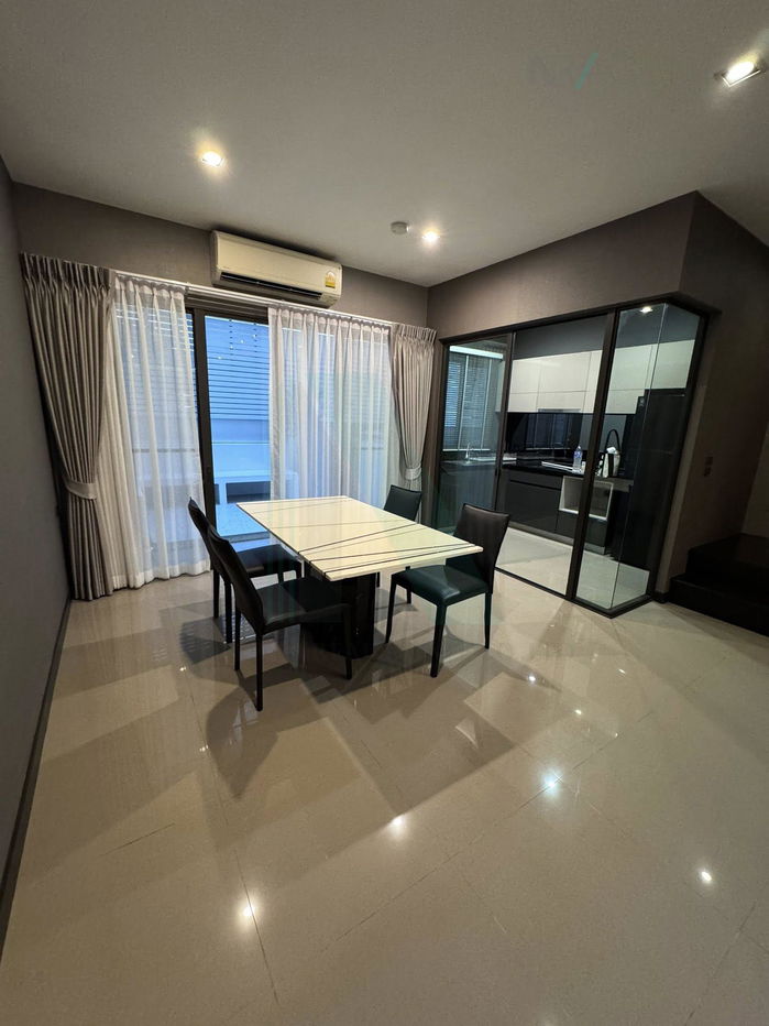 รูป ให้เช่าทาวน์เฮาส์ 3 ชั้น เดอะ แลนด์มาร์ค เอกมัย รามอินทรา 3 ห้องนอน 4 ห้องน้ำ - รูปที่ 3/8