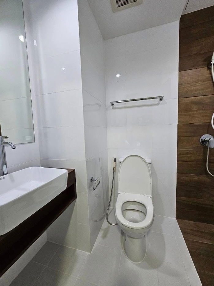 picture code : E100 a space ME Rattanathibet - 13/24