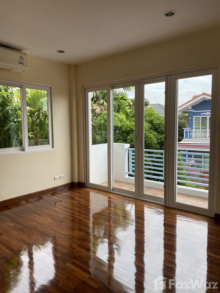 picture Great location in a secure complex with community pool. 1975767 - 11/18