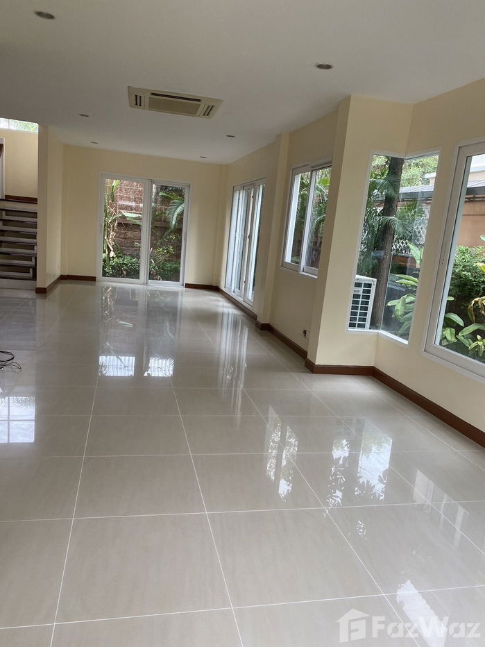 picture Great location in a secure complex with community pool. 1975767 - 5/18