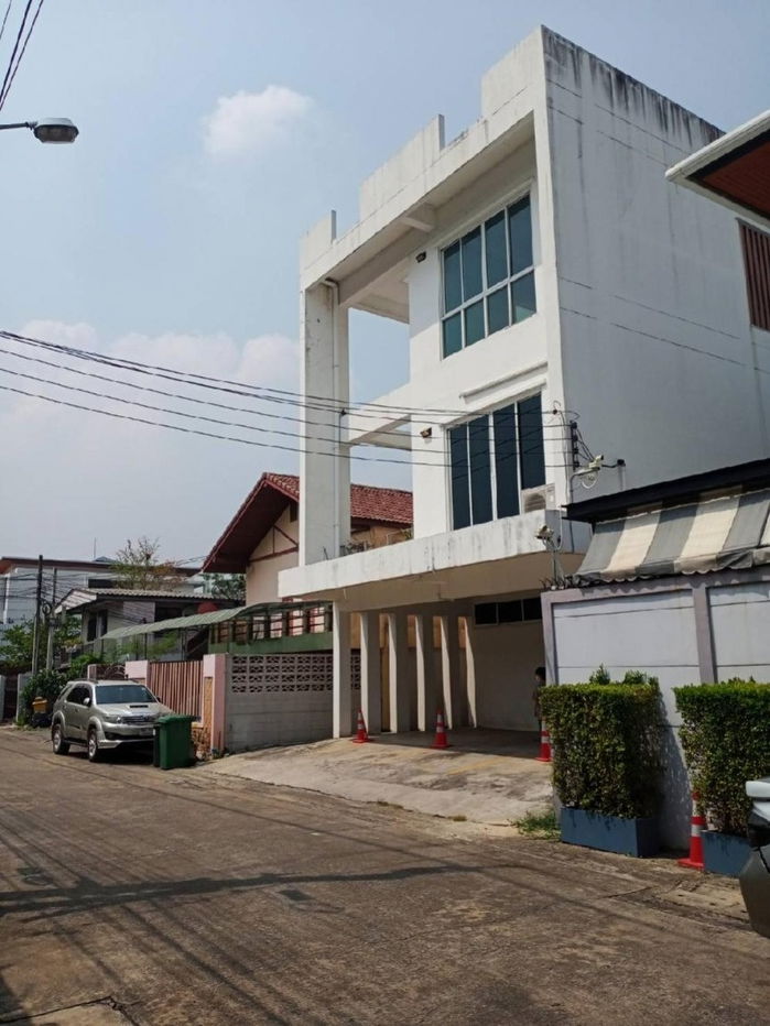 picture Great location in the heart of the city . Home office on Soi Petchburi 47 - 1/10