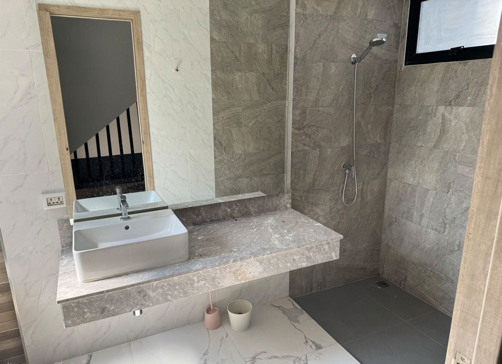 picture Call : 099-219-8824 Haus Clover Chaengwattana-Ratchaphreuk, Home Office Townhome 3.5 stories 2 adjacent buildings 60 sq.wa, Parking for several cars - 10/14