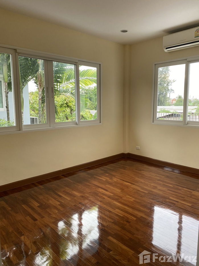 picture Great location in a secure complex with community pool. 1975767 - 14/18