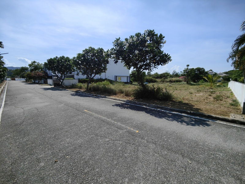 รูป ขายที่ดินสวย 241 ตารางวา  ที่ดินสวยพร้อมปลูกบ้าน  ภายในสนามกอล์ฟปาล์มฮิลส์ - ไม่มีค่าส่วนกลาง!  - รูปที่ 1/11