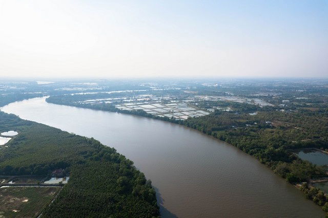 รูป ขายที่ดิน ติดแม่น้ำบางปะกง เนื้อที่ 18 ไร่ 2 งาน 39 ตารางวา ตั้งอยู่ที่ ต.บางกรูด อ.บ้านโพธิ์ จ.ฉะเชิงเทรา - รูปที่ 2/5