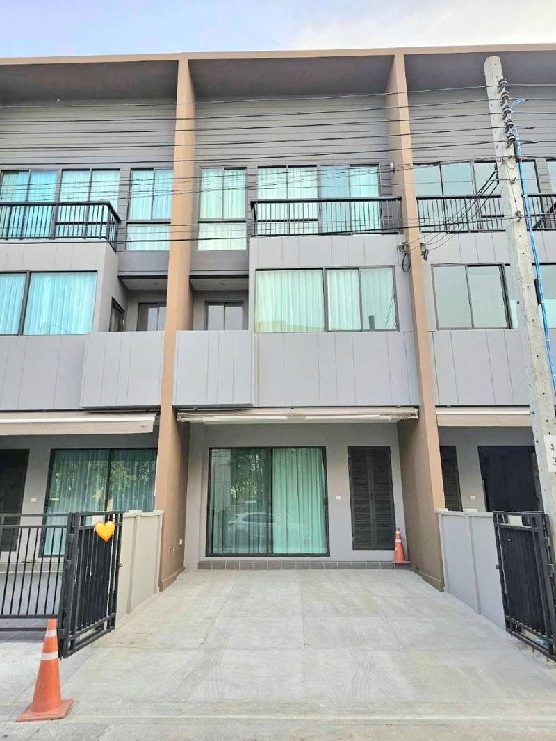 Townhouses for rent : For Rent: Baan Klang Muang Rama 9 Krungthep Kreetha 3-storey townhome, 152 sq.m. on 20 sq.wah land. Brand-new, fully furnished, move-in ready