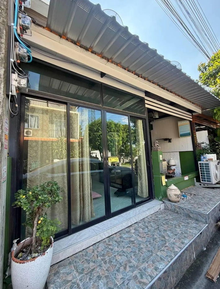 รูป T 1468 ให้เช่า ทาวน์เฮ้าส์ 2 ชั้น ม.เดอะคัลเลอร์ เฟส4 บ้านสวย เฟอร์นิเจอร์ครบ พร้อมอยู่ ราคา 16,000 บาท - รูปที่ 2/8