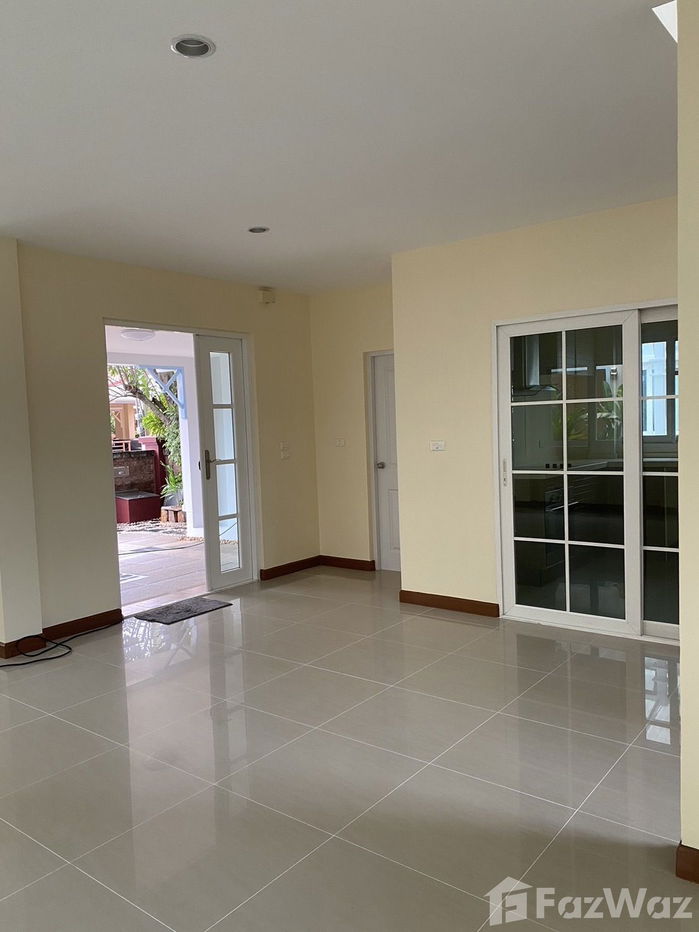 picture Great location in a secure complex with community pool. 1975767 - 3/18