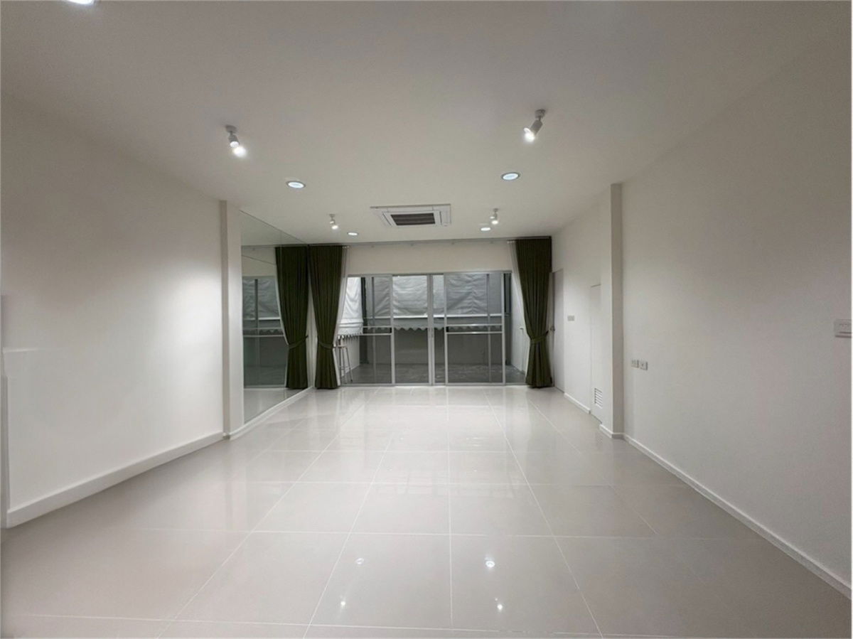 picture For Rent: Noble Cube Pattanakarn 3-storey modern home, only 10 minutes to Ekkamai–Thonglor. Land size 22 sq.wah, usable area 200 sq.m. 3 bedrooms - 5/21