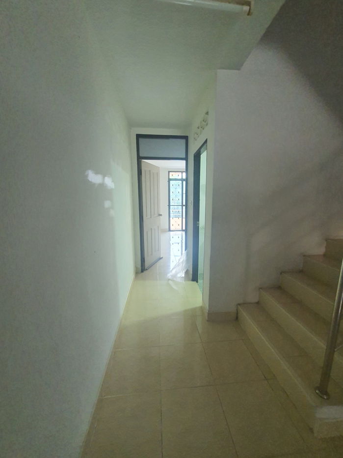 รูป ให้เช่าทาวน์เฮ้าส์ 3 ชั้น (บ้านเปล่า มีปั้มน้ำใหม่) ต้นโครงการสยามนิเวศน์ 1 ถ. ประชาอุทิศ-คู่สร้าง ต.ในคลองบางปลากด อ. พระสมุทรเจดีย์ สมุทรปราการ - รูปที่ 5/6