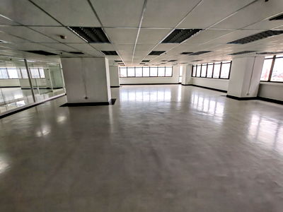 เช่าสำนักงาน เขตราชเทวี : รถไฟฟ้า พญาไท อยู่หน้าตึก Phayathai Plaza (พญาไท พลาซ่า)  เช่าเหมาทั้งชั้น ขนาด 1521 ตรม