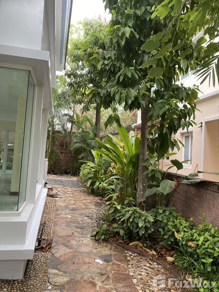 picture Great location in a secure complex with community pool. 1975767 - 8/18