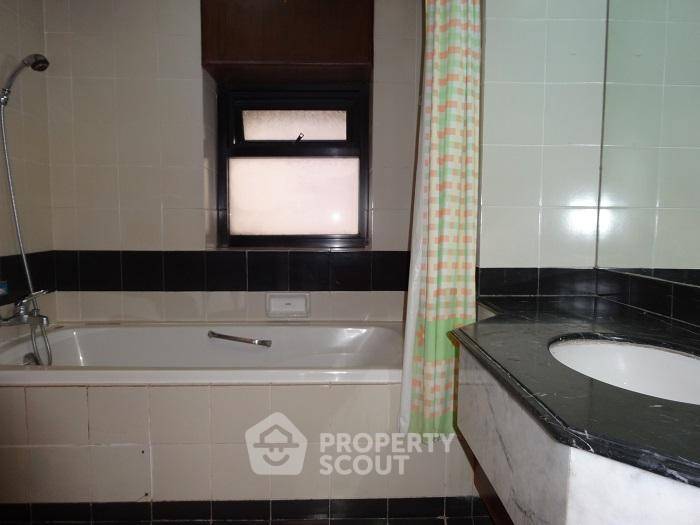 picture 2-BR Condo at Baan Piya Sathorn near MRT Si Lom (ID 510049) - 4/17