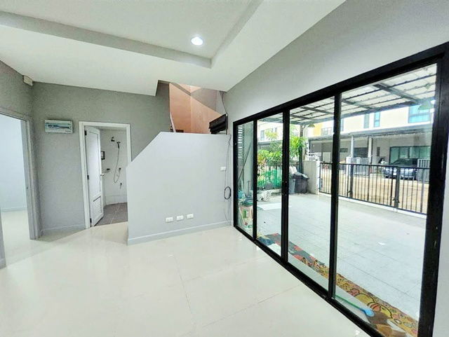 รูป ถ.ราชพฤกษ์-กาญจนาภิเษก ลาดหลุมแก้ว ให้เช่าทาวน์โฮม 2 ชั้น 29 ตร.วา. 232 ตร.ม.ตลาด ส.สุนีย์ 200 ม. รพ.ปากเกร็ด 2 3.9 กม. 4 นอน 3 น้ำ - รูปที่ 2/8