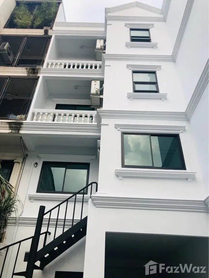 picture 5 Bedroom Townhouse for rent in Phra Khanong Nuea, Bangkok 1383222 - 1/9