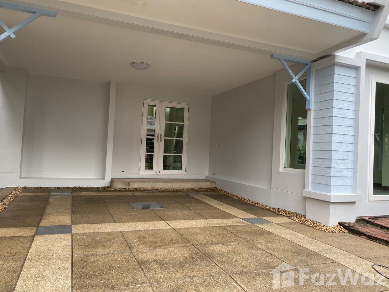 picture Great location in a secure complex with community pool. 1975767 - 2/18