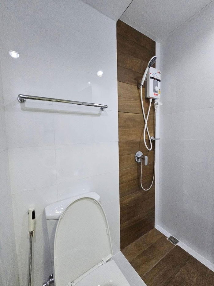 picture code : E100 a space ME Rattanathibet - 12/24