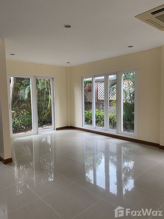 picture Great location in a secure complex with community pool. 1975767 - 6/18