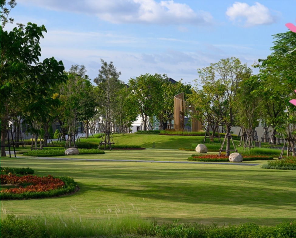 รูป สราญสิริ ศรีวารี 2🌳 สวนขนาดใหญ่ 4 ไร่ มีสนามเด็กเล่น พื้นที่วิ่ง และจุดพักผ่อนให้ทุกวัย เริ่ม 5.99 ลบ*📞 061-6161426 | 065-4496399 🟢 Line: @wsrcondo - รูปที่ 1/13