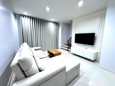 เช่าทาวน์โฮม เขตสะพานสูง : บ้านกลางเมือง พระราม 9–กรุงเทพกรีฑา | ทาวน์โฮม 3 ชั้น ตกแต่งครบ | ตรงข้ามสวน | เช่า 45,000 บาท