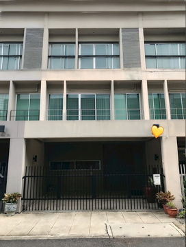 For Rent: Noble Cube Pattanakarn 3-storey modern home, only 10 minutes to Ekkamai–Thonglor. Land size 22 sq.wah, usable area 200 sq.m. 3 bedrooms