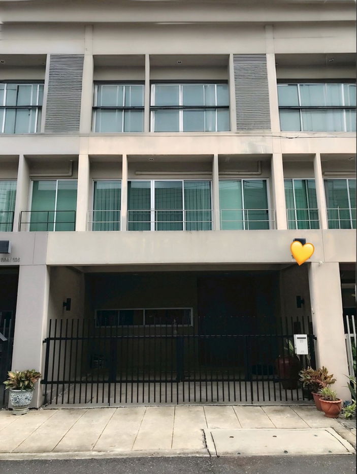 picture For Rent: Noble Cube Pattanakarn 3-storey modern home, only 10 minutes to Ekkamai–Thonglor. Land size 22 sq.wah, usable area 200 sq.m. 3 bedrooms - 1/21