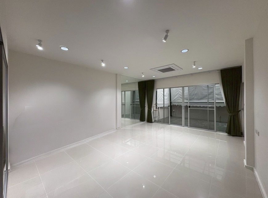 picture For Rent: Noble Cube Pattanakarn 3-storey modern home, only 10 minutes to Ekkamai–Thonglor. Land size 22 sq.wah, usable area 200 sq.m. 3 bedrooms - 4/21