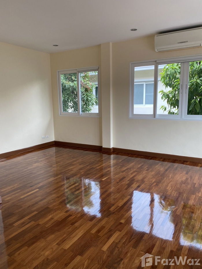 picture Great location in a secure complex with community pool. 1975767 - 12/18