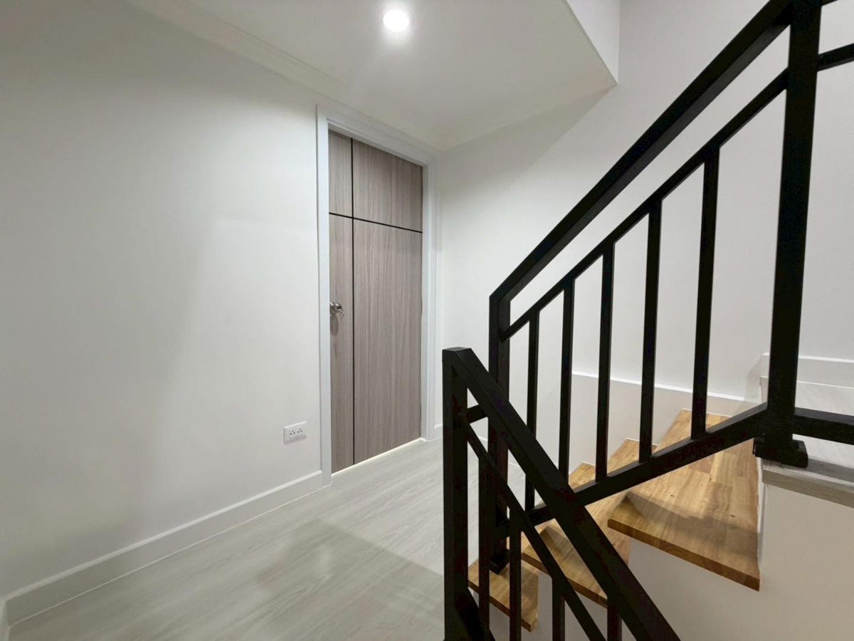 picture ✨ For sale: Large 3-story townhouse, completely renovated with premium materials. Free transfer fee‼️ 🎓 Satriwitthaya 2 School - 20/37