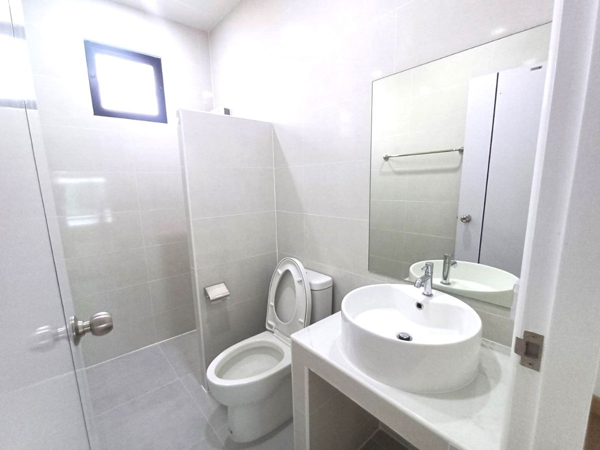 รูป ให้เช่าบ้านเดี่ยวสองชั้น 5 ห้องนอน 4 ห้องน้ำ 1 ห้องครัว 2 ที่จอดรถ - รูปที่ 9/30