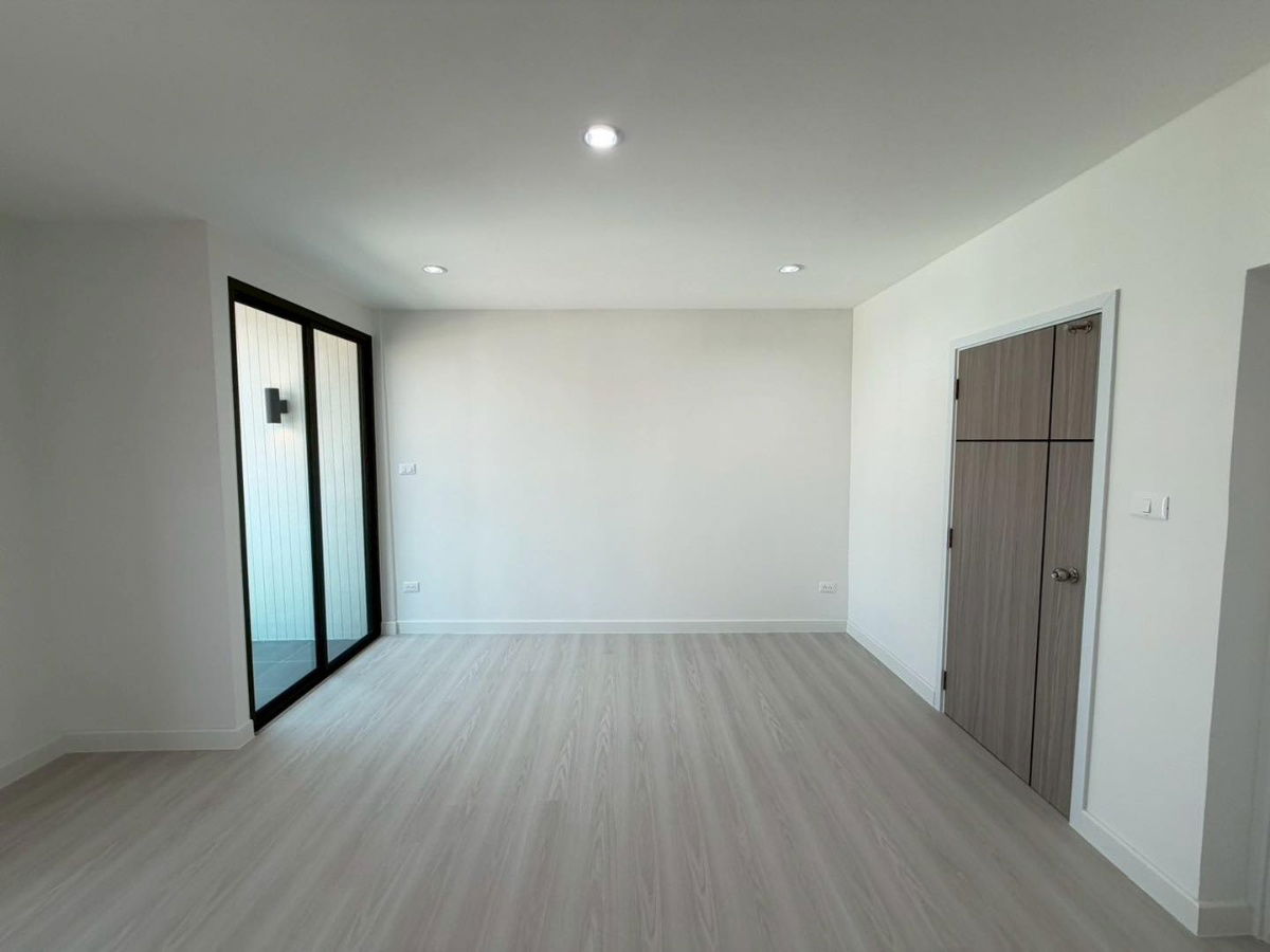 picture ✨ For sale: Large 3-story townhouse, completely renovated with premium materials. Free transfer fee‼️ 🎓 Satriwitthaya 2 School - 17/37