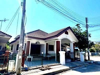 เช่าบ้านเดี่ยว รวมโชค มอลล์ : ให้เช่าบ้านเดี่ยวชั้นเดียวในโครงการ  มี 4 ห้องนอน 3 ห้องน้ำ 1 ห้องครัว จอดรถได้ 2 คัน