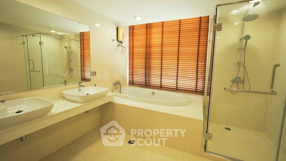 picture 4-BR Condo at The Fine @ River Condominium near BTS Saphan Taksin (ID 2466275) - 5/15