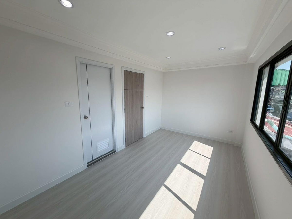 picture ✨ For sale: Large 3-story townhouse, completely renovated with premium materials. Free transfer fee‼️ 🎓 Satriwitthaya 2 School - 34/37