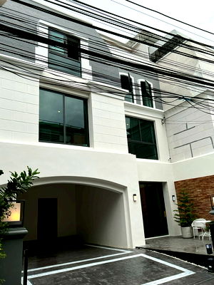 เช่าบ้านแฝด ดิเอ็มโพเรี่ยม : ให้เช่าทาวน์โฮม 4 ชั้น เอกมัย 12 ใกล้โรงเรียนเอกมัยอินเตอร์ เฟอร์ครบ พร้อมอยู่ btsเอกมัย