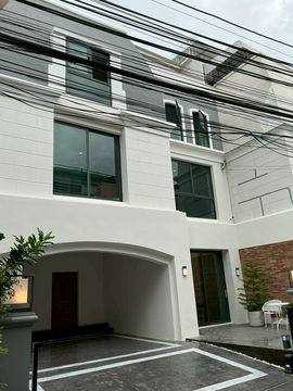 Townhouse for rent, 4 floors, Ekkamai 12, near Ekkamai International School, fully furnished, ready to move in, BTS Ekkamai