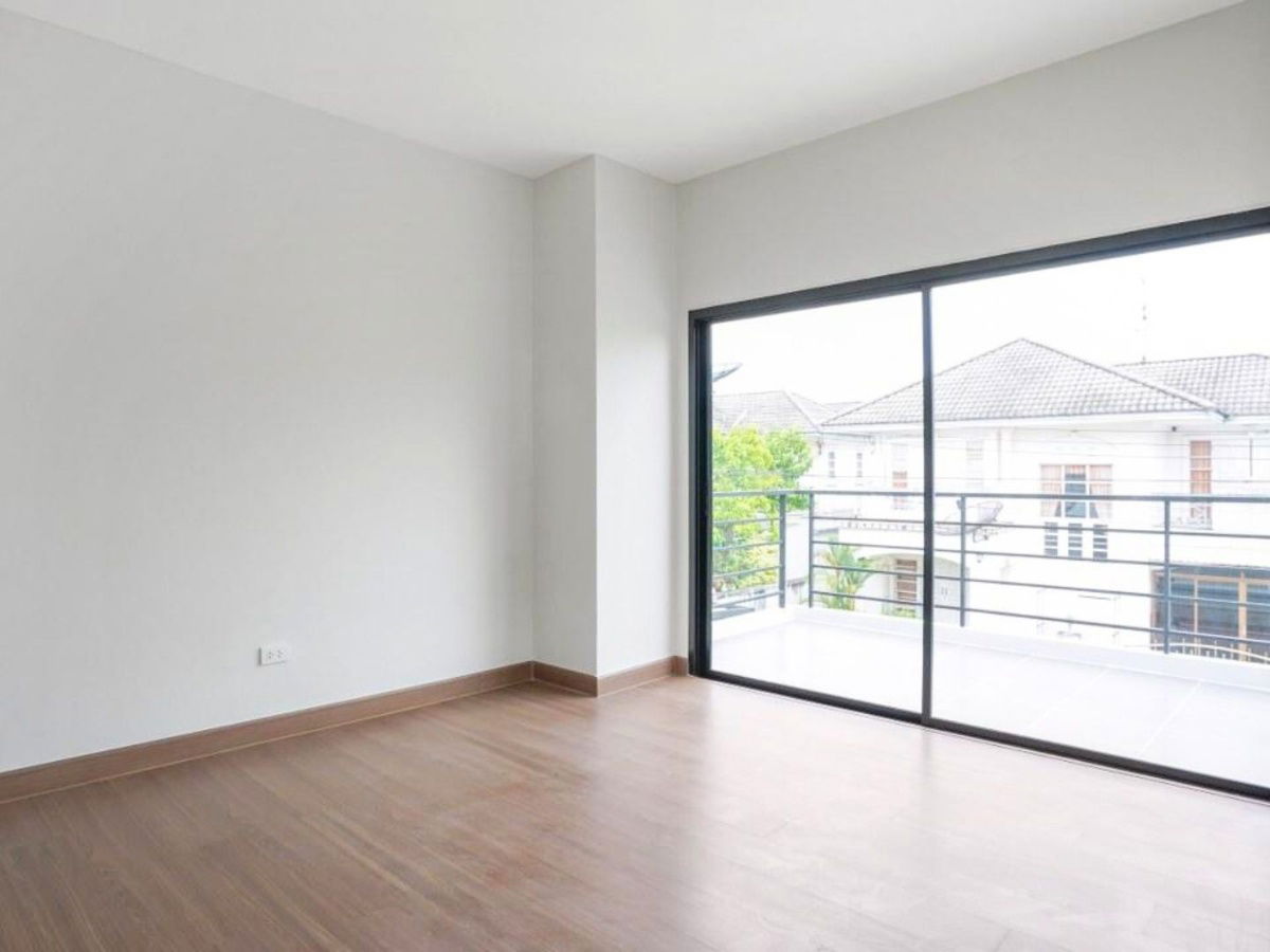 รูป บ้านเดี่ยวแจ้งวัฒนะ โครงการเพชรวัฒนะ  รีโนเวทใหม่ 4 ห้องนอน พื้นที่ใช้สอยจุก ๆ 232 ตร.ม. ใกล้รถไฟฟ้าสายสีชมพู สถานีศรีรัช และทางด่วน  - รูปที่ 11/12