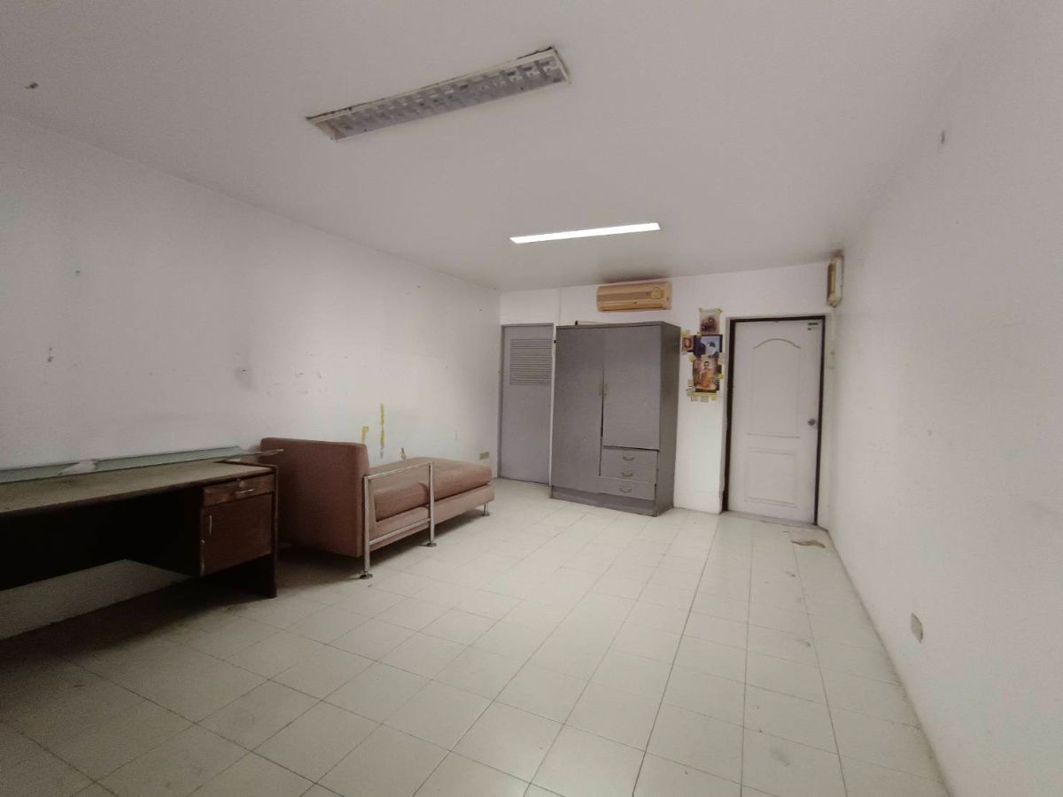 รูป 🏡 ขาย: บ้านเดี่ยวสองชั้น พร้อมออฟฟิศ และที่ดินเปล่า ทำเลทองในนนทบุรี! - รูปที่ 19/22