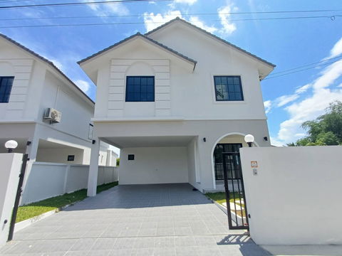 ให้เช่าบ้านเดี่ยวสองชั้น 5 ห้องนอน 4 ห้องน้ำ 1 ห้องครัว 2 ที่จอดรถ