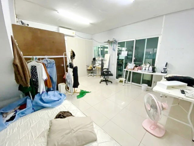 รูป เช่าคฤหาสน์2 ชั้นบ้าน 2 หลัง 780 ตร.ม. มีหลังคาครอบคลุมเต็มพื้นที่ ม.นานาชาติแสตมฟอร์ด2.1กม. โลตัส อ่อนนุช80 200ม. พร้อมโกดัง180 ตร.ว - รูปที่ 3/8