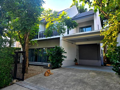 เช่าบ้านเดี่ยว พรีเมี่ยม เอาท์เล็ท เชียงใหม่ : ให้เช่าบ้านเดี่ยว 2 ชั้นบ้านหลังใหญ่ มี 3 ห้องนอน 3 ห้องน้ำ 1 ห้องครัว จอดรถได้ 2 คัน 