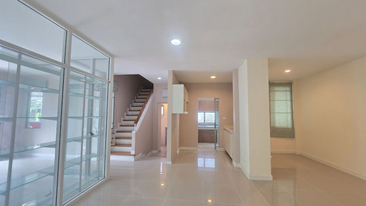 รูป ขายด่วน เจ้าของขายเอง ต่อรองได้ บ้านสวย 2 ชั้น โครงการ มัณฑนา เลค วัชรพล โซนด้านหน้าทะเลสาป สภาพใหม่ สวย ดูแลอย่างดี - รูปที่ 4/32