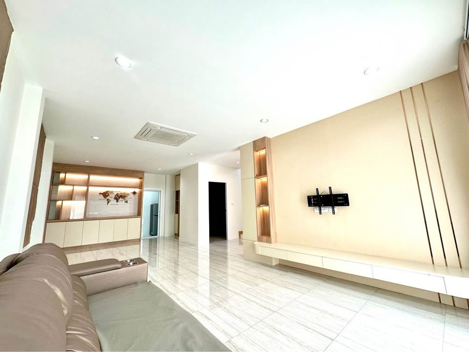 รูป ขายบ้านเดี่ยว 2 ชั้น 4 ห้องนอน 3 ห้องน้ำ 1 ห้องครัว 3 ที่จอดรถ - รูปที่ 2/17