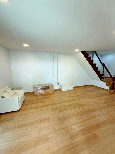 รูป ใหม่ สวย หรู พร้อมเฟอร์ฯ 3นอน MRTหัวหมาก800ม. รพ.รามคำแหง 400 ม.ให้เช่าทาวน์โฮม 2 ชั้น 27 ตร.วา. 220 ตร.ม. รร.นานาชาติแอดเวนต์รามคำแหง - รูปที่ 5/8