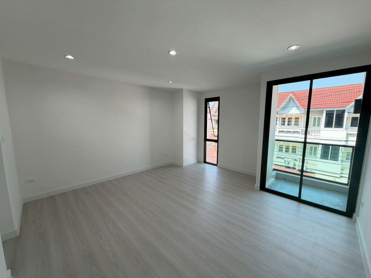 picture ✨ For sale: Large 3-story townhouse, completely renovated with premium materials. Free transfer fee‼️ 🎓 Satriwitthaya 2 School - 18/37