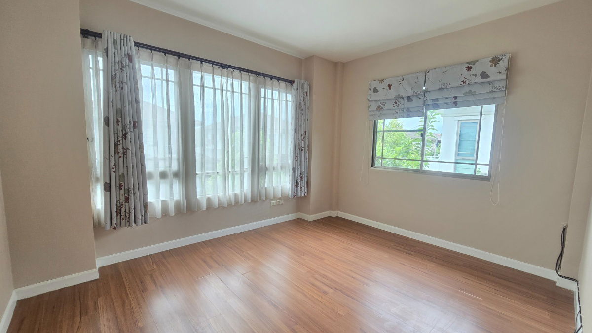 รูป ขายด่วน เจ้าของขายเอง ต่อรองได้ บ้านสวย 2 ชั้น โครงการ มัณฑนา เลค วัชรพล โซนด้านหน้าทะเลสาป สภาพใหม่ สวย ดูแลอย่างดี - รูปที่ 12/32